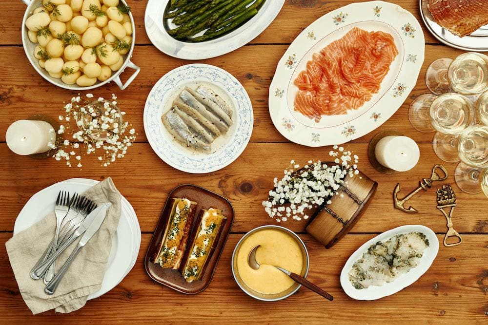 Nosto_tabletop_Session6252_final_lores_sRGB kalaa tarjolla puisella pöydällä